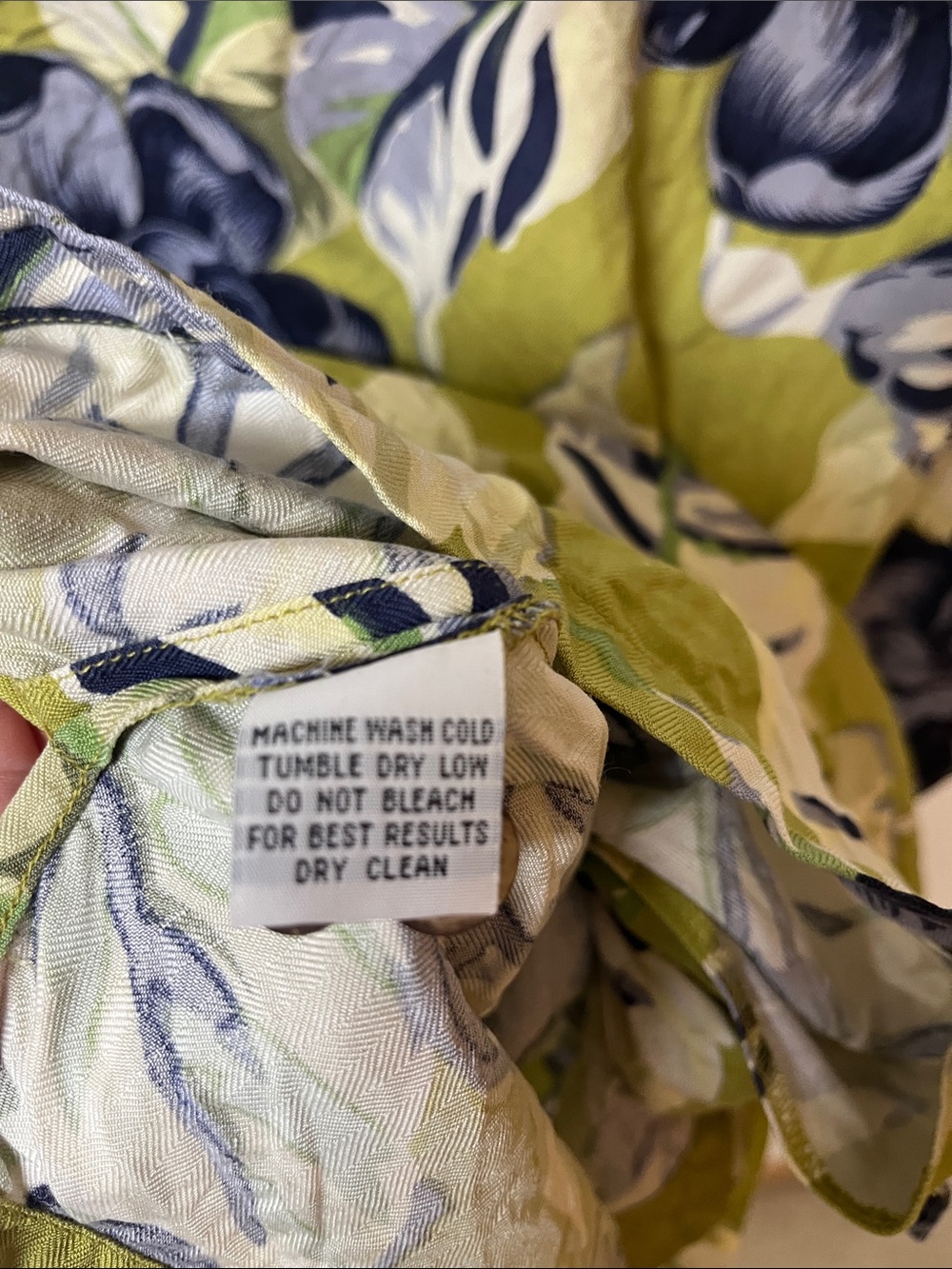 Tommy Bahama silk Floral Camp Shirt, size M - Picture 4 of 4